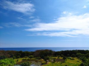 沖縄本島南部の海と空